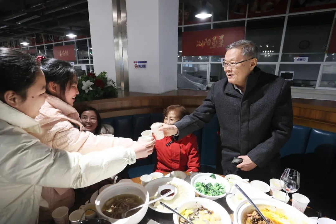 山河智能董事长何清华与留厂员工一起过大年!