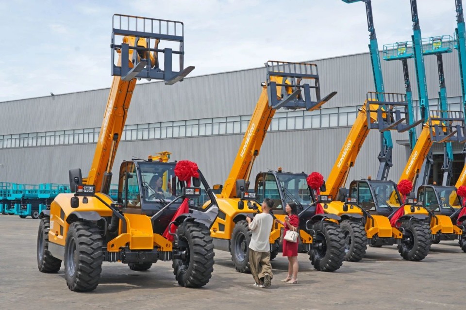 山河智能伸缩臂叉装车批量交付，即将奔赴新一线